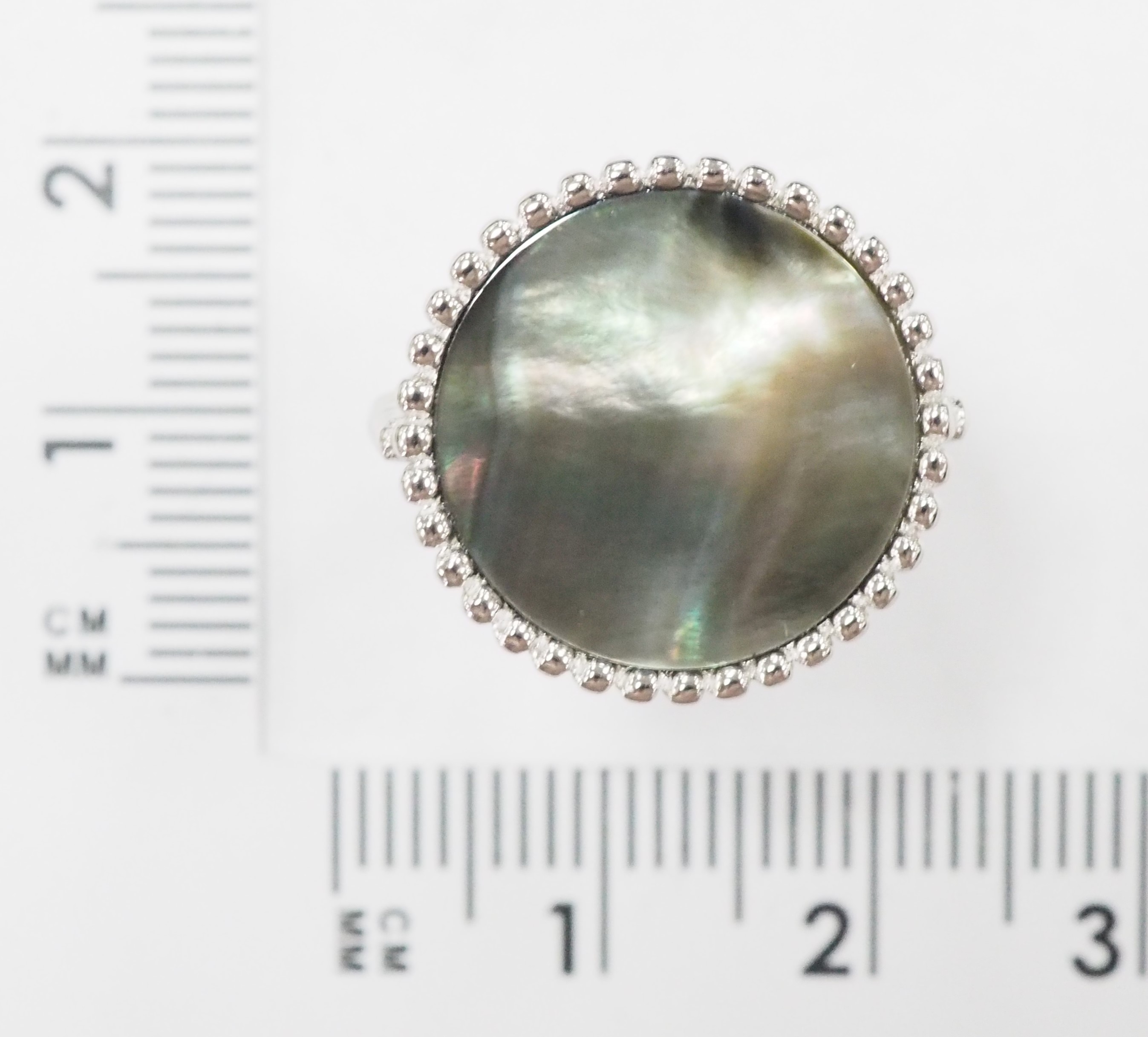 Серебряное кольцо 925 пробы; вставки 1 Перламутр черный;